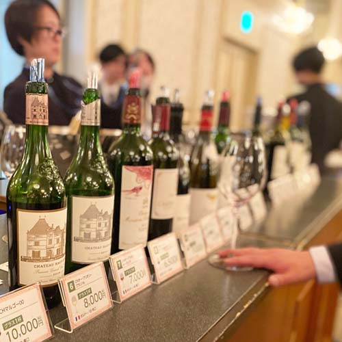 500銘柄のワインを試飲できるイベントの会場写真