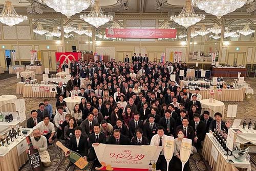 500銘柄のワインを試飲できるイベントの会場写真